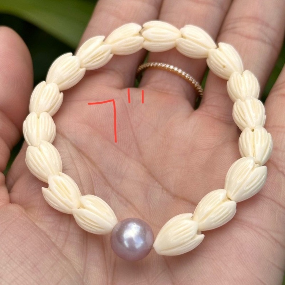 Pikake Shell & Edison Freshwater Pearl Handmade beaded stretch 7" Bracelet